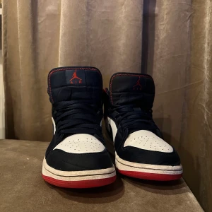 Nike Jordan 1 usa strl 43 - Säljer mina Jordan 1 mid usa med lätt missfärgning på höger sko därav priset nypris 4600kr