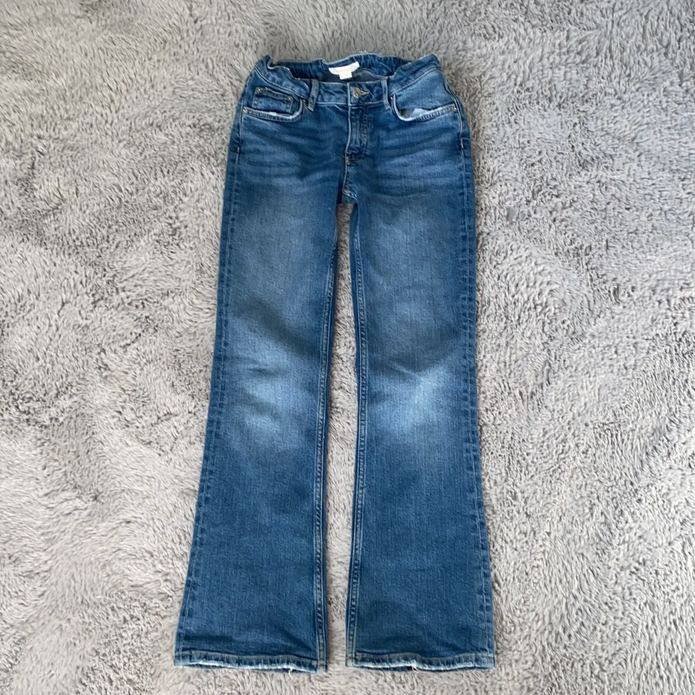 Blåa bootcut jeans från Young Gina. Jättefina och stretchiga. Säljer mycket, mycket billigare än vad jag köpte dem för🤍🤍. Jeans & Byxor.