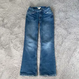 Blåa bootcut jeans från Young Gina. Jättefina och stretchiga. Säljer mycket, mycket billigare än vad jag köpte dem för🤍🤍