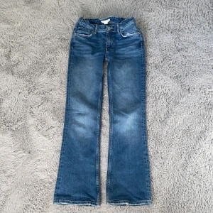 Bootcut jeans, blåa, Gina tricot - Blåa bootcut jeans från Young Gina. Jättefina och stretchiga. Säljer mycket, mycket billigare än vad jag köpte dem för🤍🤍