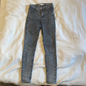 Gina Tricot Jeans stretchiga  - Jeansen är från Gina Tricot och heter Molly. Det är stretchiga och gråa. De kostar 70kr och Stoleken är M. Jag säljer byxorna för att det inte är min stil.