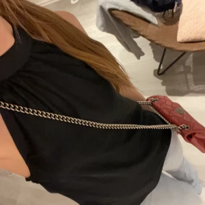 Halterneck top  - Säljer min superfina halterneck top från bikbok (säljs inte längre) då den inte kommer till lika stor användning som jag hoppats på. Perfekt till fest eller liknande! Endast använd 1 eller 2 gånger. Kolla gärna min profil säljer en likadan i grönt med!❤️