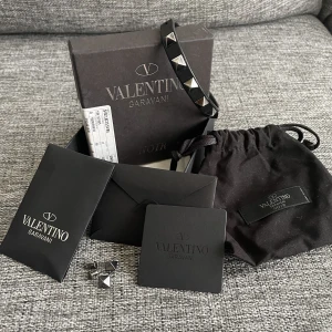 Valentino armband  - Säljer nu mitt snygga valentino armband som är i bra skick förutom flärpen som har gått upp men som inte syns vid användning, allt medföljer förutom kvitto || Bara att höra av sig om ni har några funderingar!