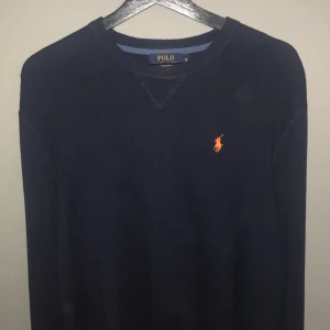 Ralph Lauren tröja - Bra skick 7-8/10. Finns knappt spår av användning, har bara hängt i garderoben i några år. 