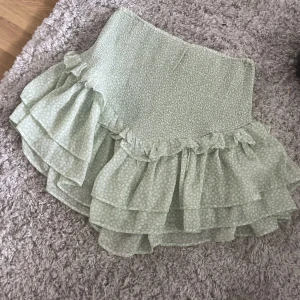 Somrig kjol☀️ - Super fin kjol ifrån gina tricot. Aldrig använd och prislappen kvar!💗 Nypris 299kr, mitt pris 150kr. Storlek M men liten i storleken och passar mig med S/Xs. Hör av er för fler bilder! 