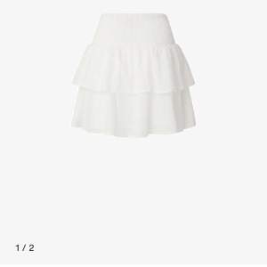 Söker en sån här kjol i xs eller xxs. Högsta priset är 150. Spelar ingen roll vilken färg