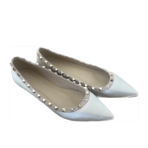 Valentino inspirerade ballerina - Säljer ett par ballerinaskor som är inspirerade av Valentino. Köpta på en marknad. De ska vara storlek 41 men är snarare en liten storlek 40/lite större storlek 39. De är i bra skick men har små slitningar på hälen (se bild 3).