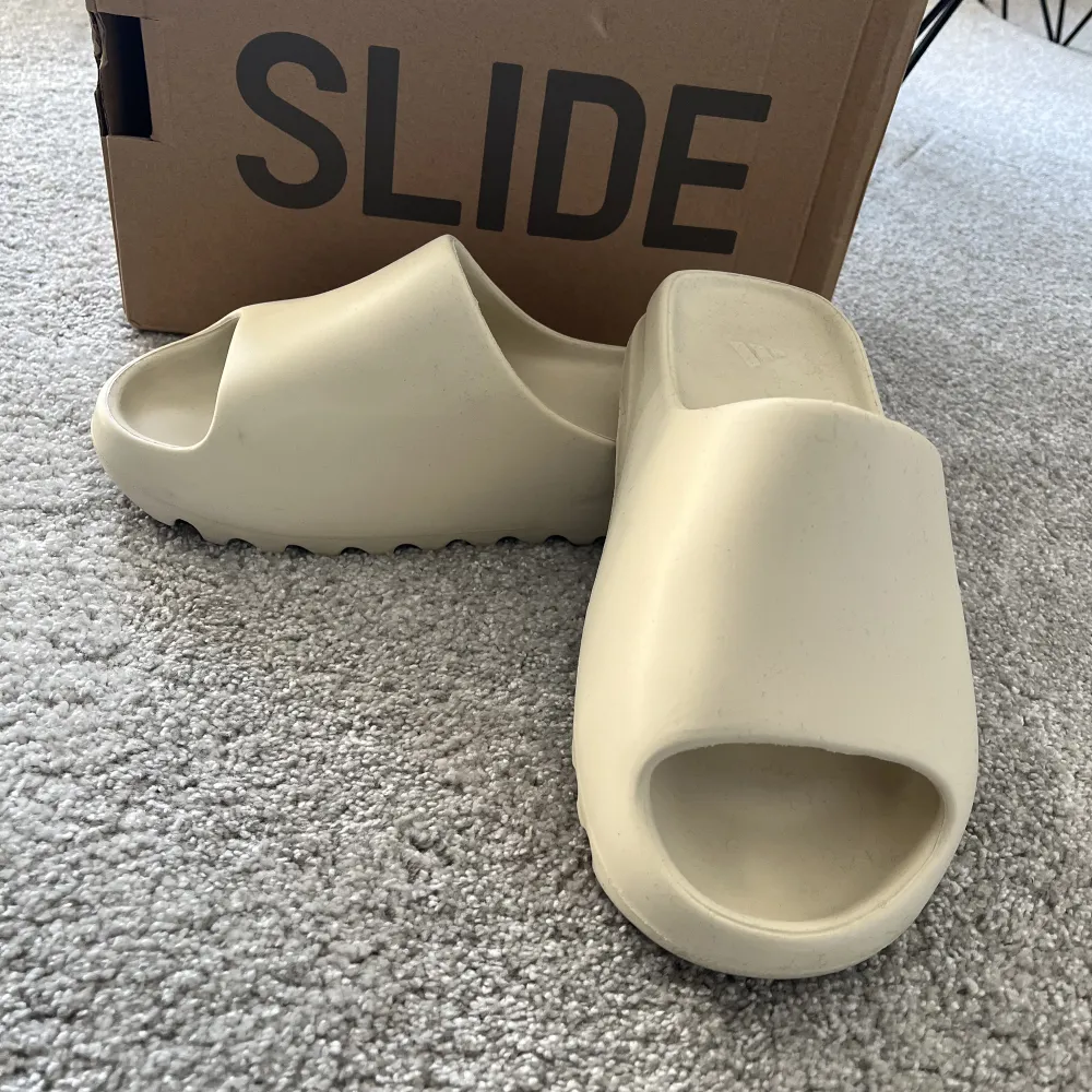 Hej, säljer mina yeezy Slides i storlek 42 då dem inte passar längre. Skicket är 10/10 Färgen är bone white. Skor.