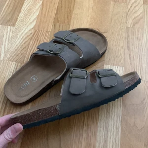 Tofflor - Birkenstock-liknande tofflor o brunt. Säljer då de inte kommer till användning.