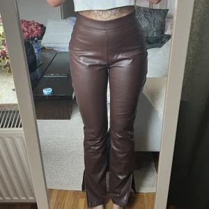 Läderimitation byxor - Bea skick 