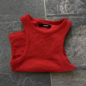 Säljer ett rött linne/topp från BikBok. Aldrig användt:) 