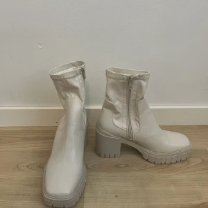 Vita boots - Aldrig använda