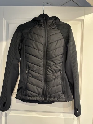 Träningsjacka  - Träningsjacka från H&M. Storlek S, dock liten i storleken.