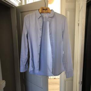 Snygg ljusblå och somrig skjorta från Filippa K. Inga defekter och använd sparsamt. Storleken är egentligen L men sitter som M. Nypris: 1600 kr