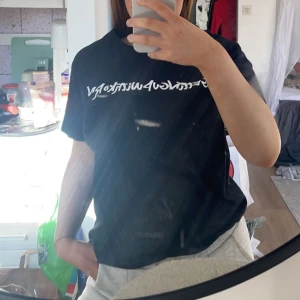 Tshirt  - Svart tröja med tryck