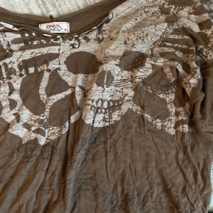 Dödskalle - Dödskalle långärmad tröjan från Only i storlek M. Det sitter några glitterpärler i en av ögat som är en fin detalj. Skriv vid intresse !