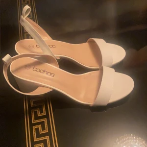 Fina sommar klackar 👠🌸🥰 - Storlek 38  Har inte använt helt nya passar inte mig 🌸💕😍☺️