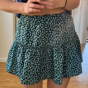 Kjol - En jättesöt mönstrad kjol från Shein i storlek S, 80kr + 55kr i frakt 💚💚💚