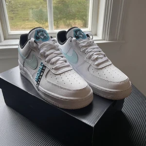 Nike air force one worldwide  - Säljer mina jätte fina air force som endast är använda 1 gång och är som nya. Dom är väldigt unika och mycket svåra att få tag på. Pris kan diskuteras vid intresse.