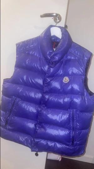 Moncler väst  - Säljer min feta Moncler väst som är i ny skick använt ett par gånger, perfekt inför sommar. Äkta och finns kvitto skicka för fler bilder 