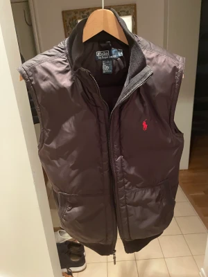 Polo Ralph Lauren Väst - En Ralph lauren väst som är så gott som nyskick, knappt använd och väldigt skön. Passar perfekt på mig som är 185 cm Kan diskutera pris vid intresse