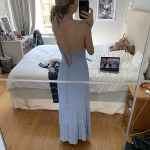 Långklänning - Jättefin blå långklänning med snörning i ryggen 