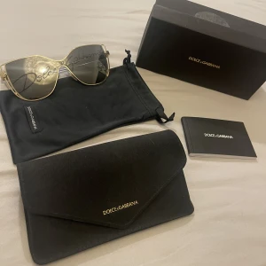 Dolce & Gabbana solglasögon - Bra skick, liten repa på glaset nästintill osynlig.