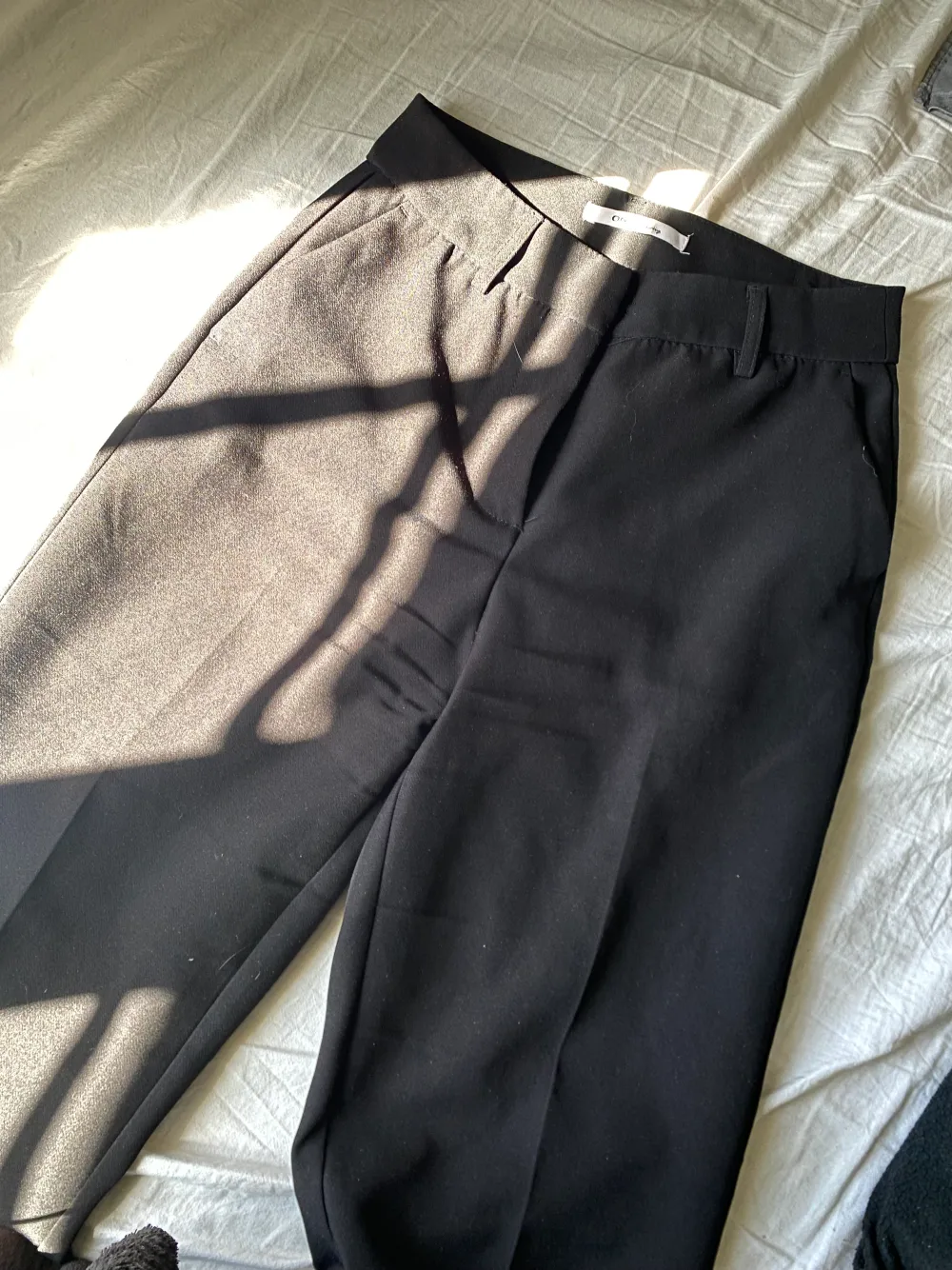 Svarta kostymbyxor från Only. Använd några gånger, fint skick! Otroligt fina och sköna.. Jeans & Byxor.