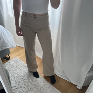 Beige kostymbyxa Strl 36 - Beige kostymbyxa från monki, jag är 166cm för referensen! Super fina och sköna. Vid frågor eller fler bilder skriv gärna till mig💕