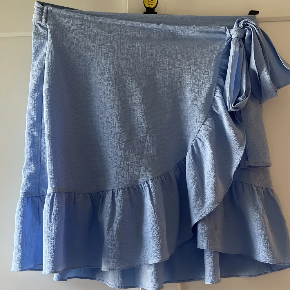 Två kjolar från veramoda den blåa är i storlek M och svarta S. 250kr/st eller båda för 450kr💖. Kjolar.