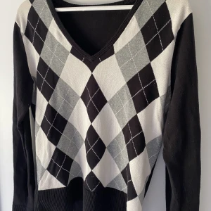Rutig tröja - En stickad tröja med v-rigning, köptes second hand men har inte använts så mycket💗 50kr +frakt