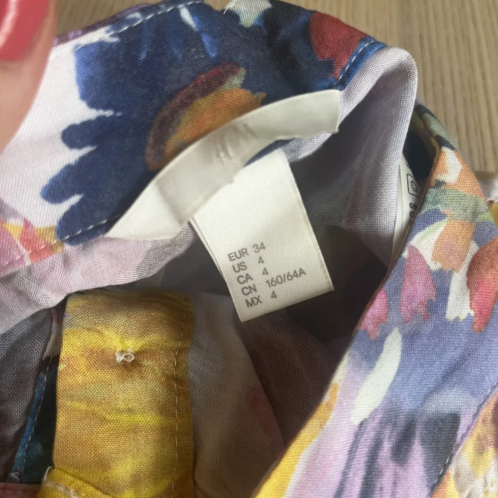 Säljer en superfin långkjol från h&m som var väldigt poppis för ett par år sedan. Finns inte längre att köpa vad jag vet. Storlek 34 vilket är lite för litet för mig, därav kommer den inte till användning. . Kjolar.