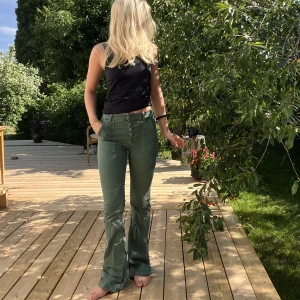 Gröna bootcut byxor - Så snygga gröna bootcut! Köpta på zara för något år sen! Dessa är stl 32 men dom är stressiga och passar mig som brukar ha stl 36/38 i jeans! 