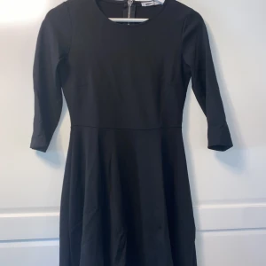 Svart klänning.  - Svart klänning från Gina tricot. Använd endast en gång. Dragkedja i ryggen. Storlek 36. 