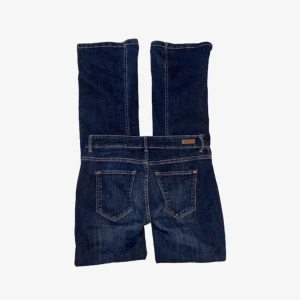 Mörkblå jeans - Straightlegged, lowwaist jeans. Bra skick