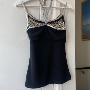 Fest topp - Topp med glitter och knytning i halsen! (Finns forfarande kvar, köp via köp direkt knappen) 