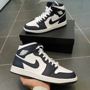 Jordan 1 Mid navy blue  - Storlek 41. Helt nya med box och extra snören. Köpte de på JD i Spanien så jag har kvittot till de. Kan mötas upp eller frakta 