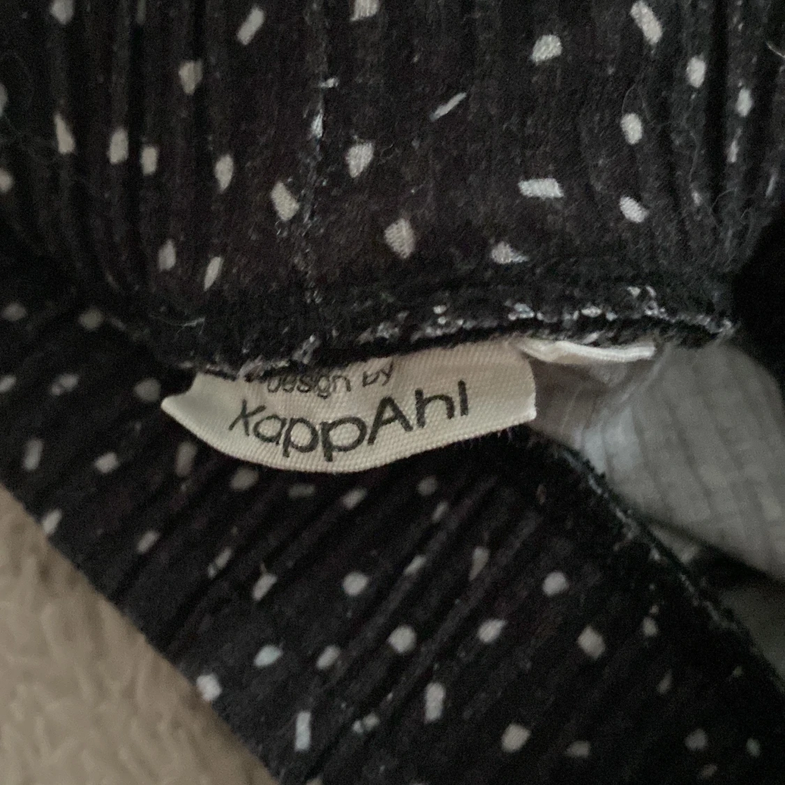 Ett par prickiga svarta byxor  - 90