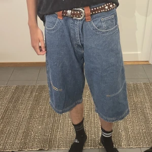 Y2k baggy shorts - Baggy shorts från error   Mycket bra skick   Storlek xl 