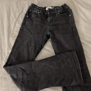 Ett par svarta bootcut jeans som är lågmidjade, dem har används ca 10 ggr,  bra att ha om man gillar Stocholm stil!! 😍 (Tvättas innan) ❤️❤️