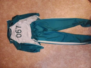 Squid game  - Sae Byeok 067 dress, Jacka, t-shirt och byxorna. Har en fläck på tröjan längts upp en bit under kragen som kanppt syns, tog ett tag innan jag upptäckte det så det syns knappt! 