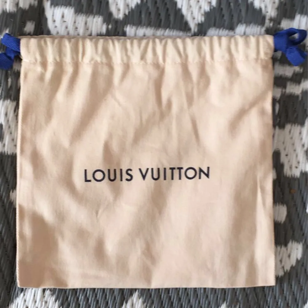 Louis Vuitton bälte använd med försiktighet och har varit  väldigt skötsam med bältet eftersom den är dyr  Storleken är 110 cm  Färgen svart/blå  . Accessoarer.