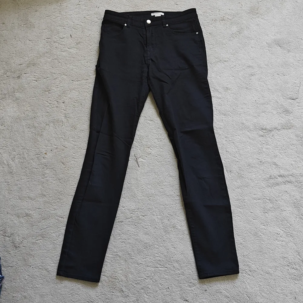 Svarta jeans från hm i nyskick. . Jeans & Byxor.