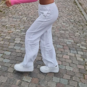 Linnebyxor  - Jätte fina linnebyxor från bikbok. Köpta förra året men är i väldigt fint skick. 