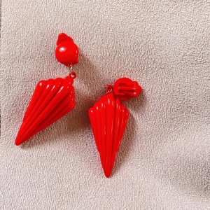 Örhängen snäckor - Vackra örhängen med clips i form av snäckor Vintage clipsörhängen i plast 