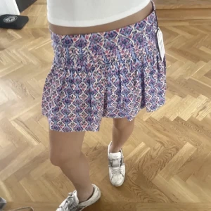 Zara kjol - Intressekoll på denna zara kjol i storlek 152cm men skulle säga att den även passar xs. Säljer endast vid bra bud. (Ej egna bilder men har en exakt likadan). Kom med egna prisförslag, säljer endast vid bra bud.