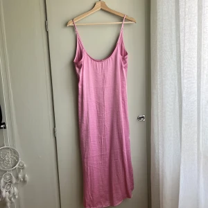 Sommarklänning från H&M - Superfin klänning från H&M, storlek 36. Rosa, Mid-längd.