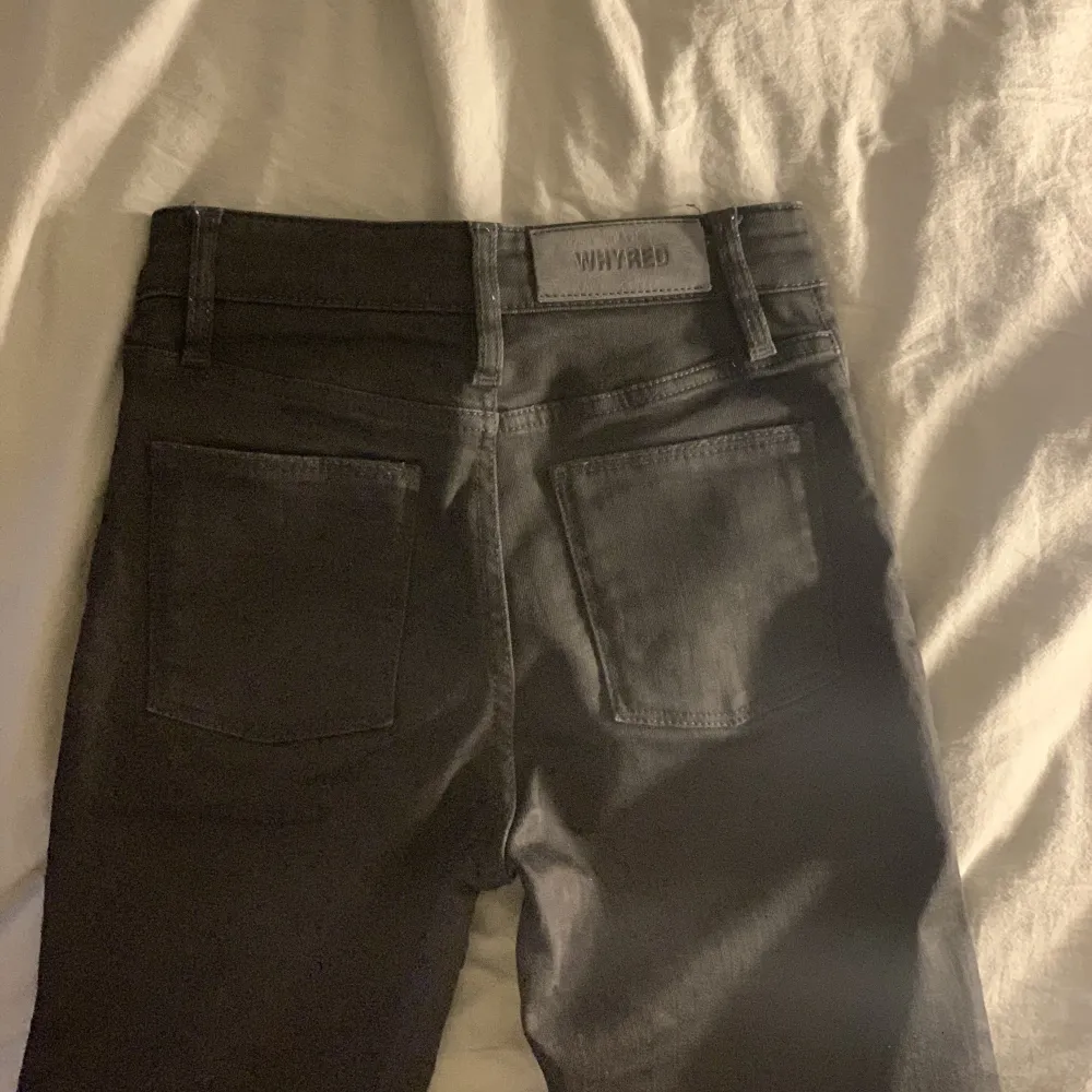 Superfina jeans som har en superfin passform. Formar sig verkligen efter kroppen. Säljer pågrund av att dom tyvärr blivit försmå för mig. Mycket bra skick och super bekväma att ha på sig🤍🤍. Jeans & Byxor.