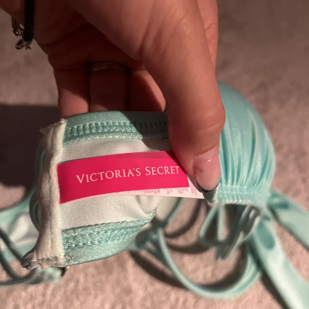 Söt Victoria Secret bikini! Säljer då den va alldeles för liten! Står ingen storlek men skulle gissa på A! De är pushup! Köpt på Plick men aldrig använd!❤️. Accessoarer.