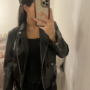 Svart oversized skinnjacka  - Svart oversized skinnjacka från HM. Endast använd 1 gång så, så gott som ny. 